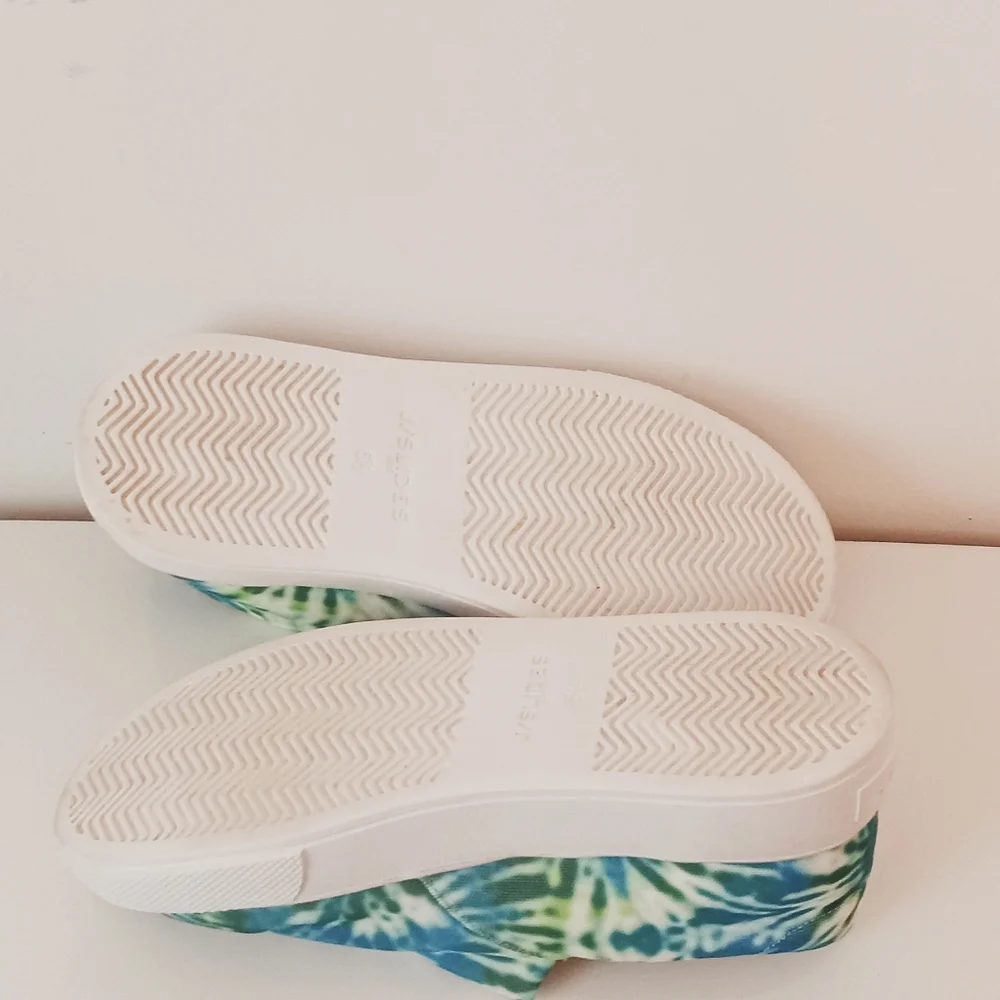J Slides blue green tie dye Sneakers Shoe  Size 6.5  Great condition!
